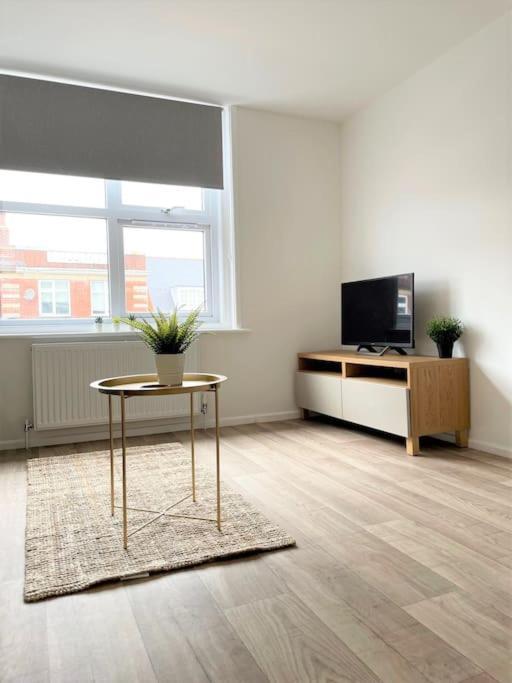 Central, Bright & Spacious Apartment - Parking Included 伯恩茅斯 外观 照片